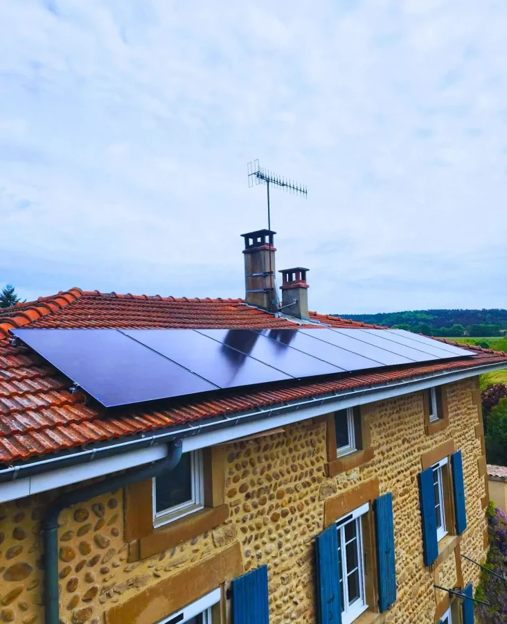 Installation solaire photovoltaïque 6 kWc posée sur une toiture à Montchenu