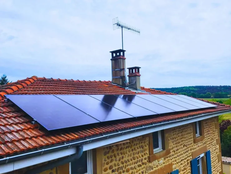 Installation solaire photovoltaïque 6 kWc posée sur une toiture à Montchenu