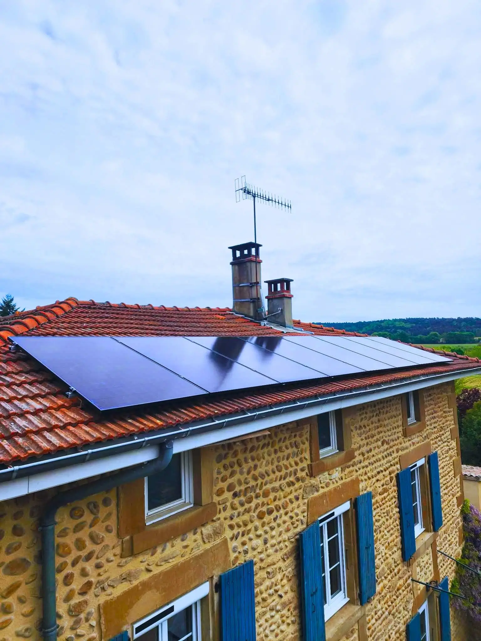 Installation solaire photovoltaïque 6 kWc posée sur une toiture à Montchenu