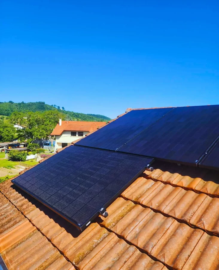 Panneaux Photovoltaïques posés sur la toitutre d'une maison à Chatte dans l'Isère