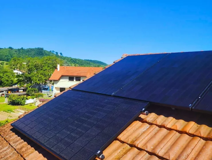 Panneaux Photovoltaïques posés sur la toitutre d'une maison à Chatte dans l'Isère