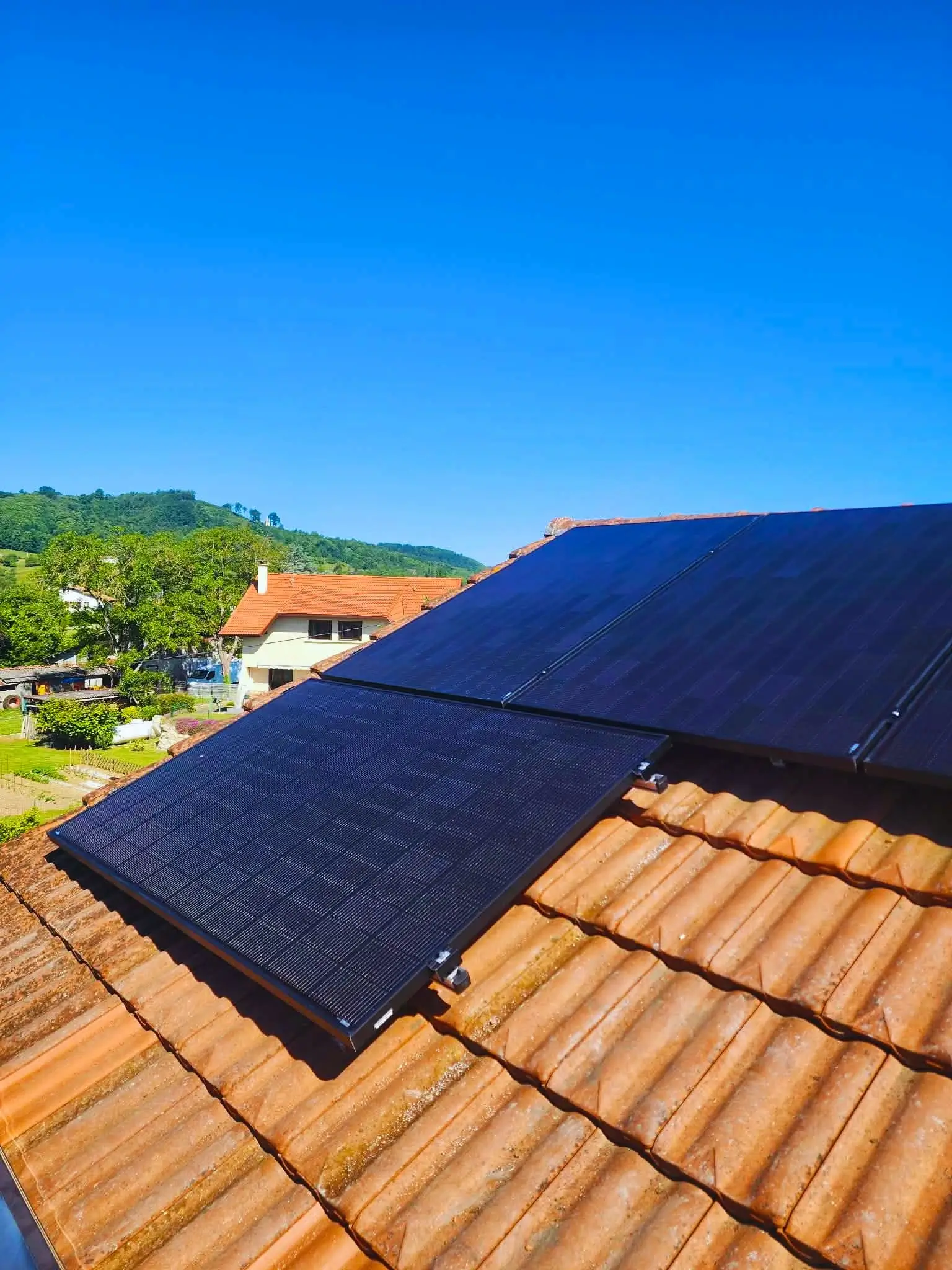 Panneaux Photovoltaïques posés sur la toitutre d'une maison à Chatte dans l'Isère