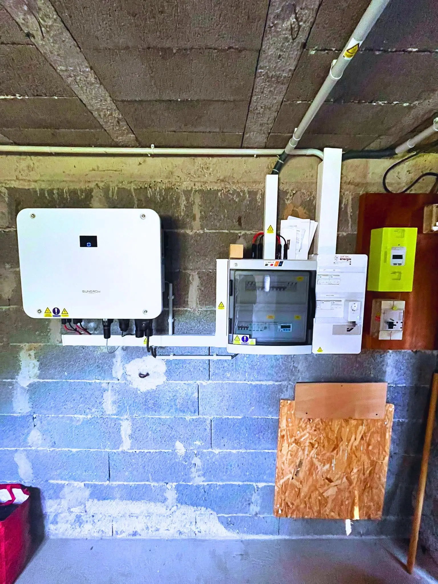 Onduleur de Chaîne Sungrow et coffret Madenr de l'installation photovoltaïque installés dans le garage du client