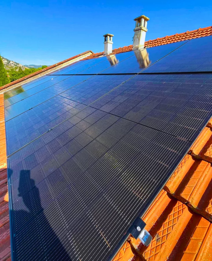 12 Panneaux solaires photovoltaïques posés sur la toiture d'une maison à Guilherand-Granges en Ardèche