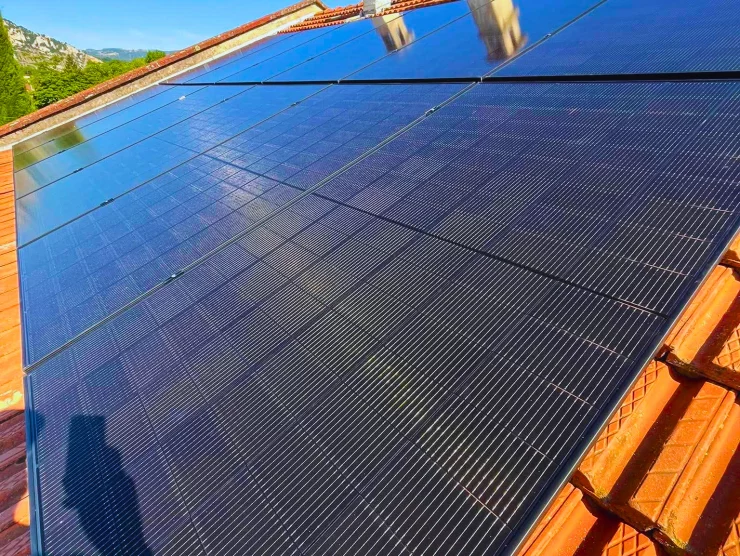 12 Panneaux solaires photovoltaïques posés sur la toiture d'une maison à Guilherand-Granges en Ardèche