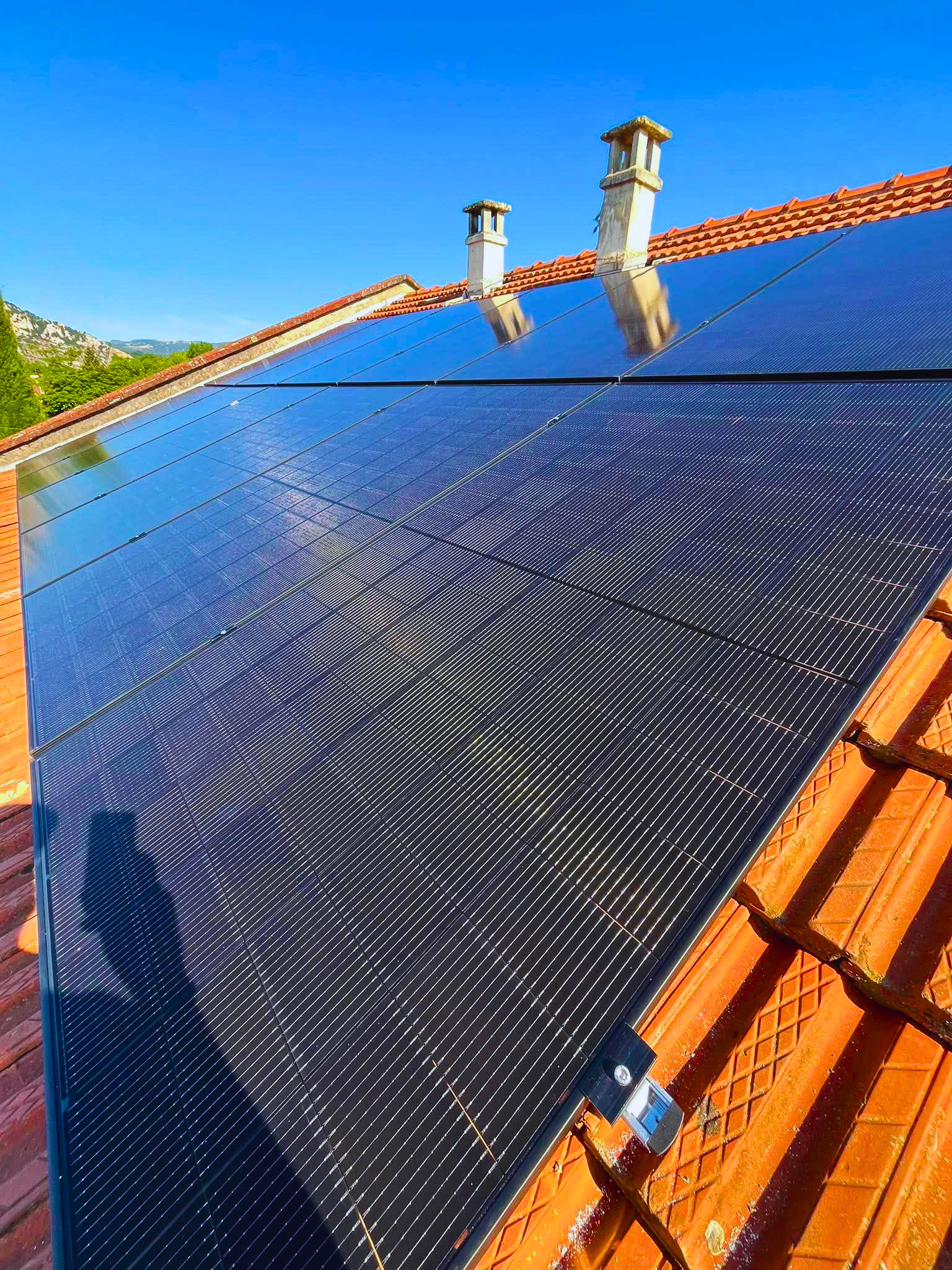12 Panneaux solaires photovoltaïques posés sur la toiture d'une maison à Guilherand-Granges en Ardèche