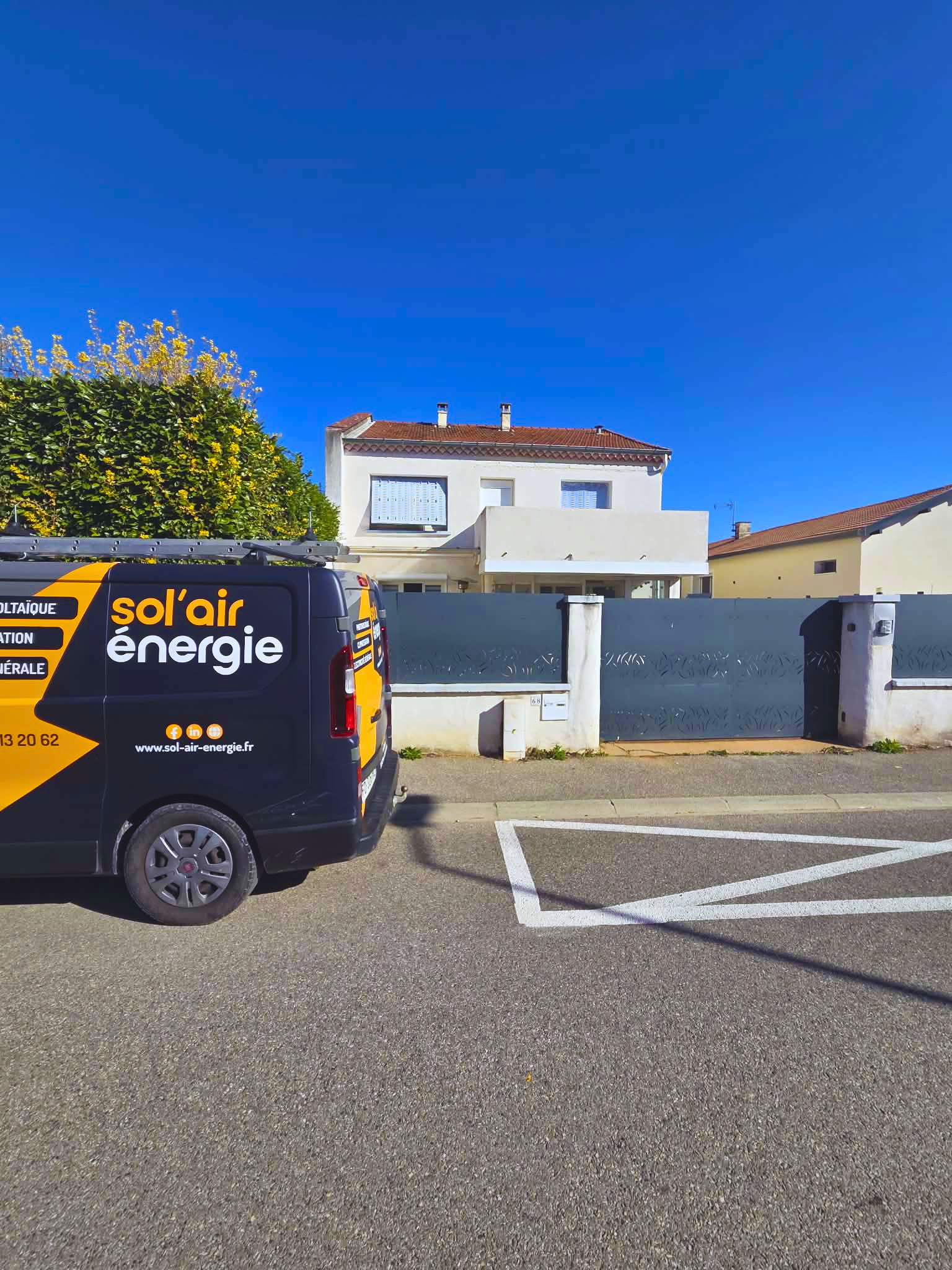 Arrivés des techniciens photovoltaïques chez le client. Le camion de Sol'Air Energie est garé devant la maison à Guilherand-Granges