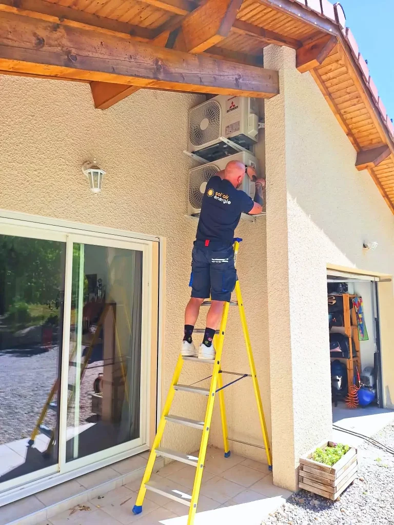 Pose de l'unité extérieure par un technicien de Sol'Air Energie