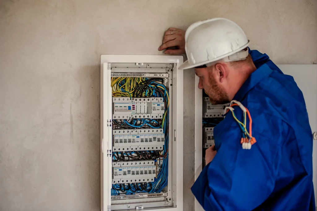 Electricien devant un compteur électrique