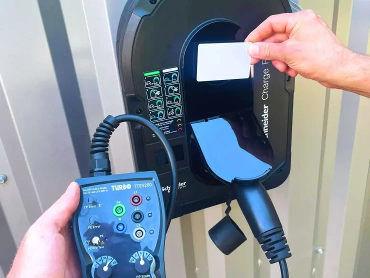 Borne de Charge posée à la boutique Intersport de Chatte. Vérification de la carte pour les employés.