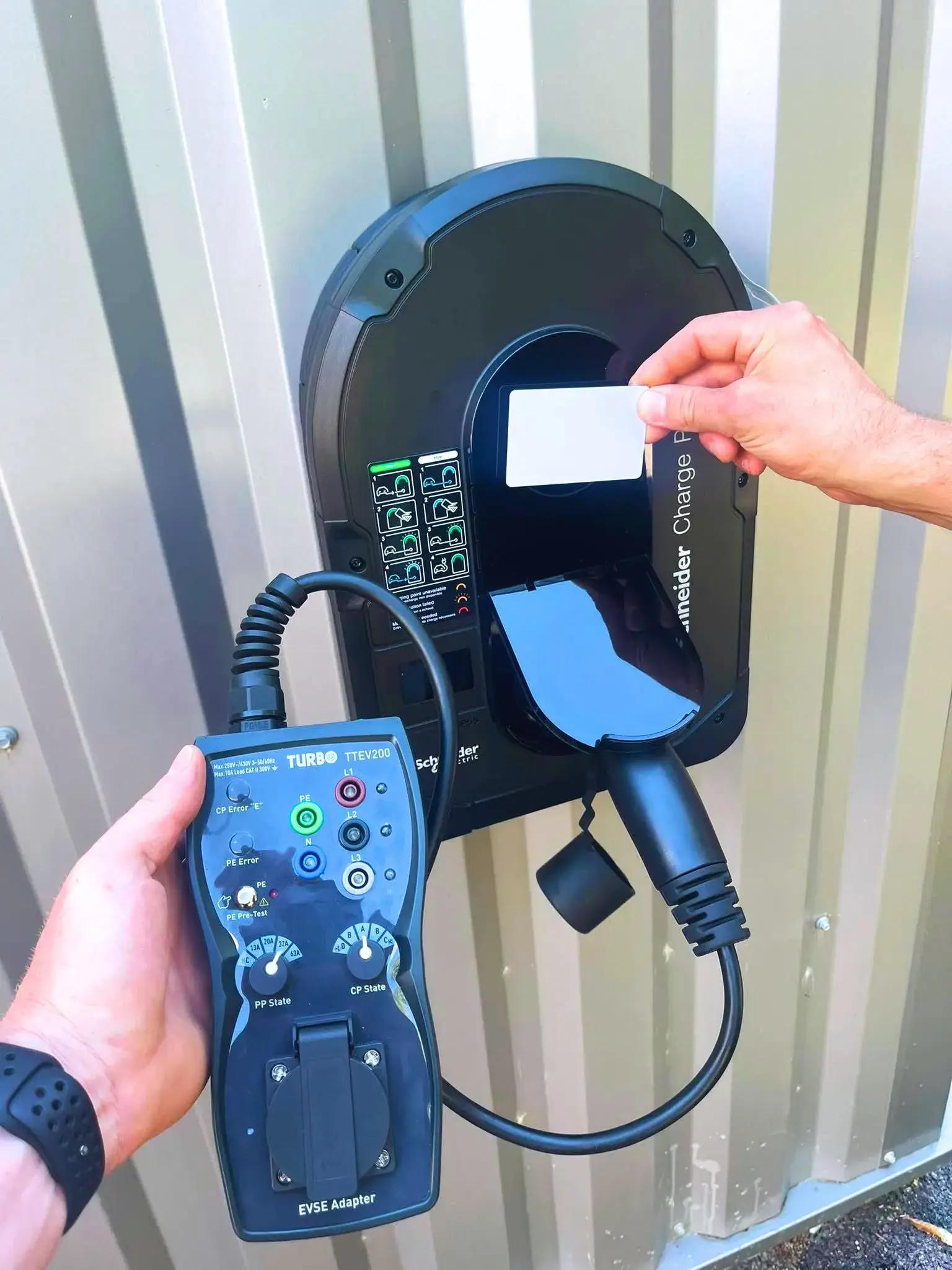 Borne de Charge posée à la boutique Intersport de Chatte. Vérification de la carte pour les employés.