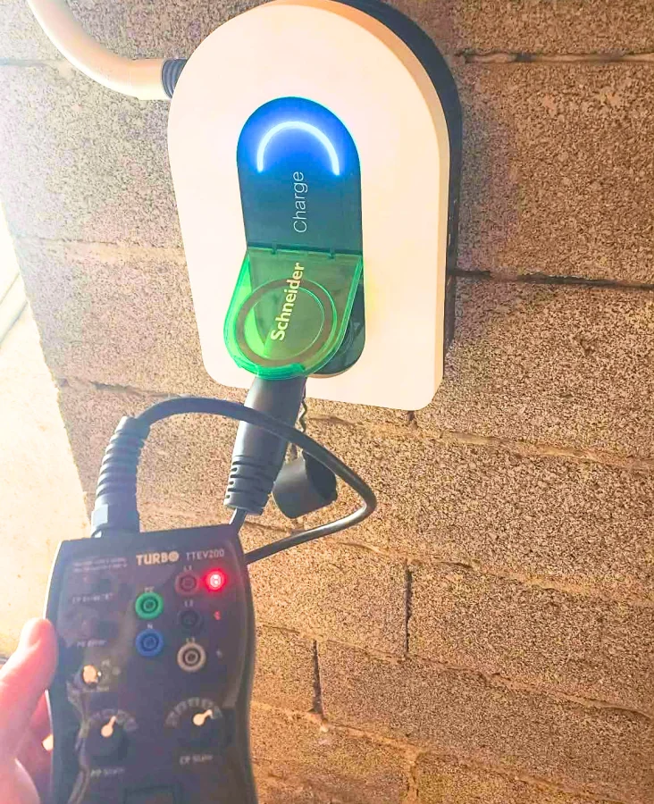 Mise en service d'une borne VE Schneider Charge par un technicien de Sol'Air Energie