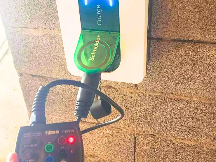 Mise en service d'une borne VE Schneider Charge par un technicien de Sol'Air Energie