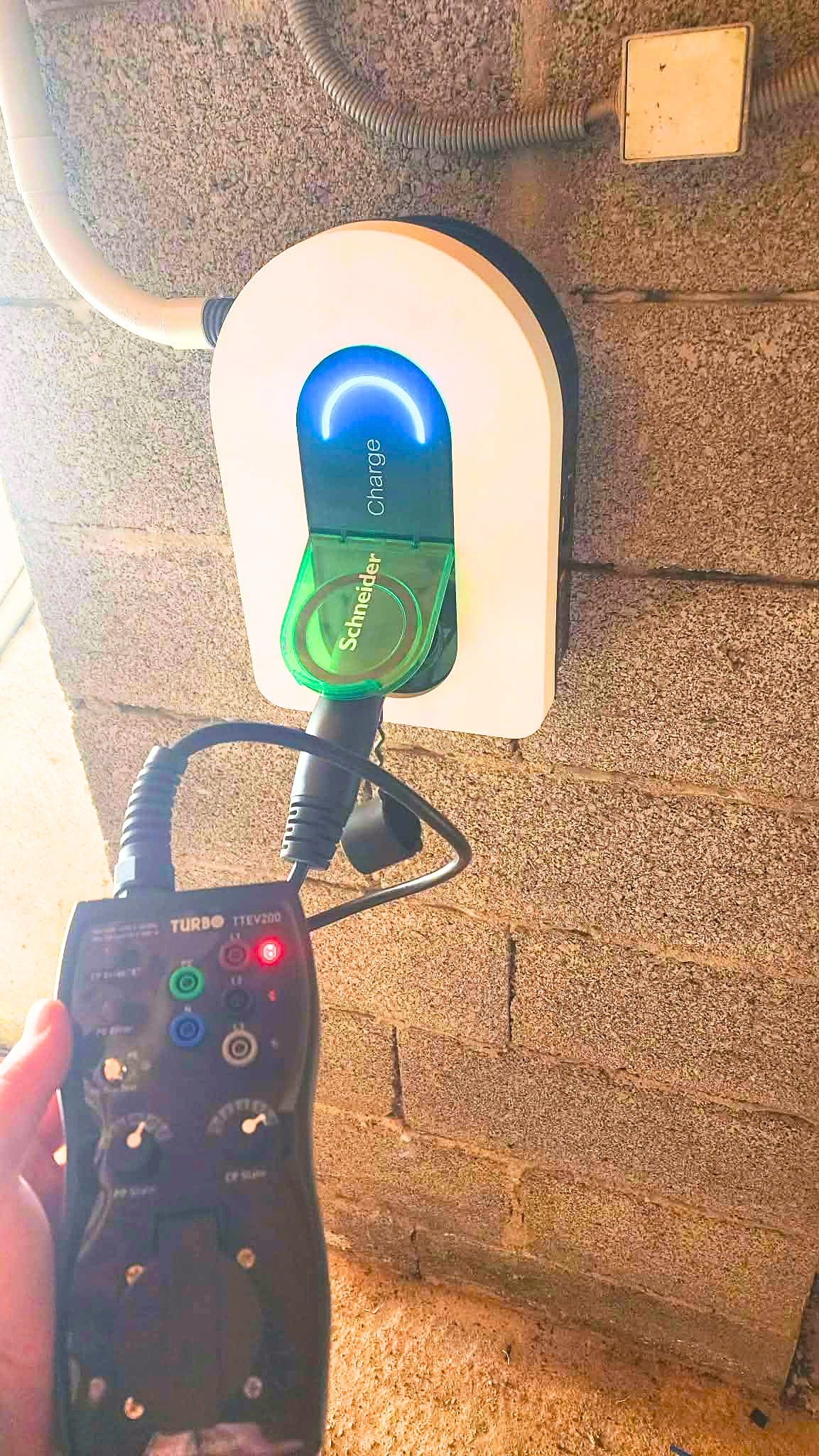 Mise en service d'une borne VE Schneider Charge par un technicien de Sol'Air Energie