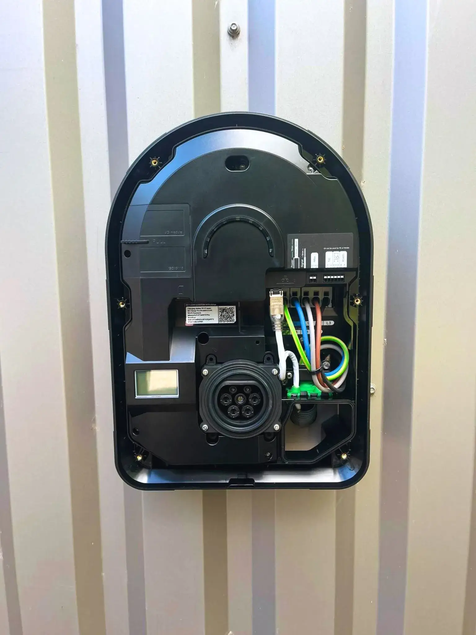 Borne de charge à Intersport de Chatte (38) en cours d'installation