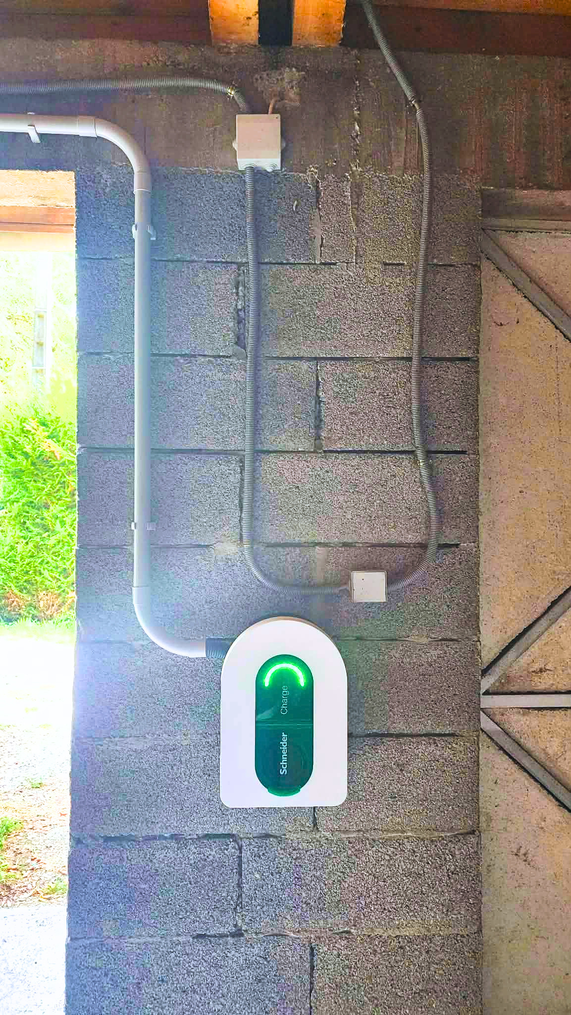 Borne VE Schneider chargée installée dans un garage