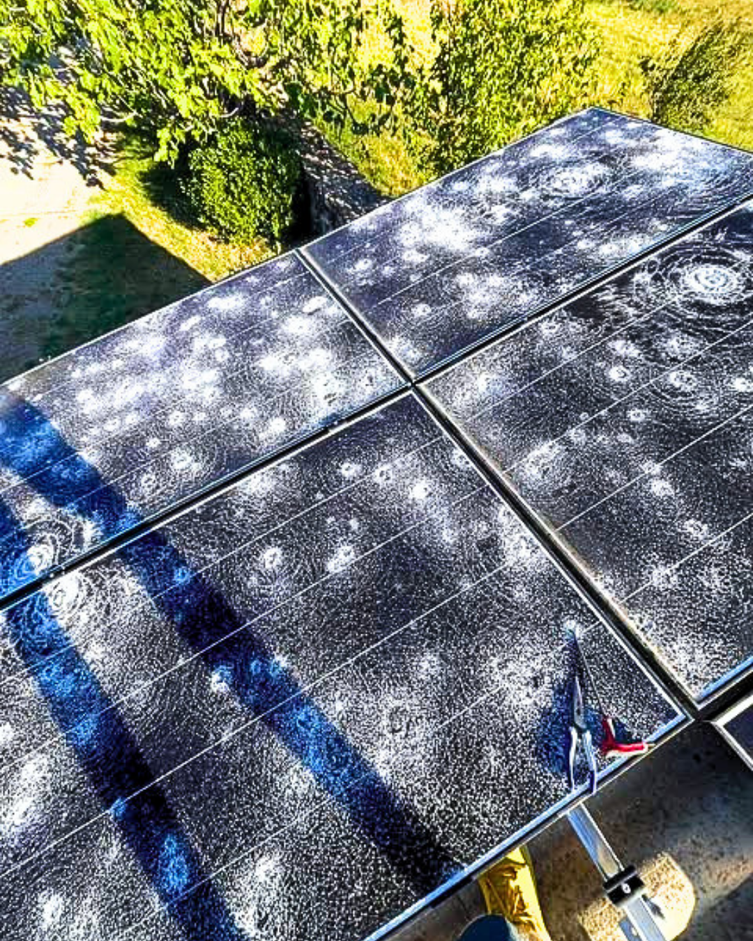 Panneaux photovoltaïques détruits suite au violent orage de grêle qui a eu lieu à Aubenas en Ardèche