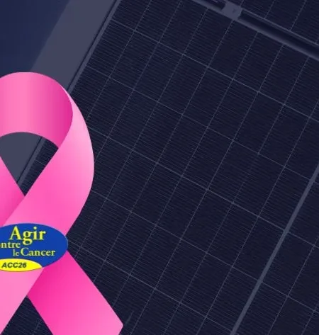 Ruban d'octobre rose sur des panneaux photovoltaïques