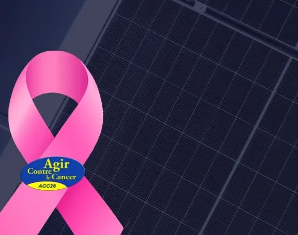 Ruban d'octobre rose sur des panneaux photovoltaïques