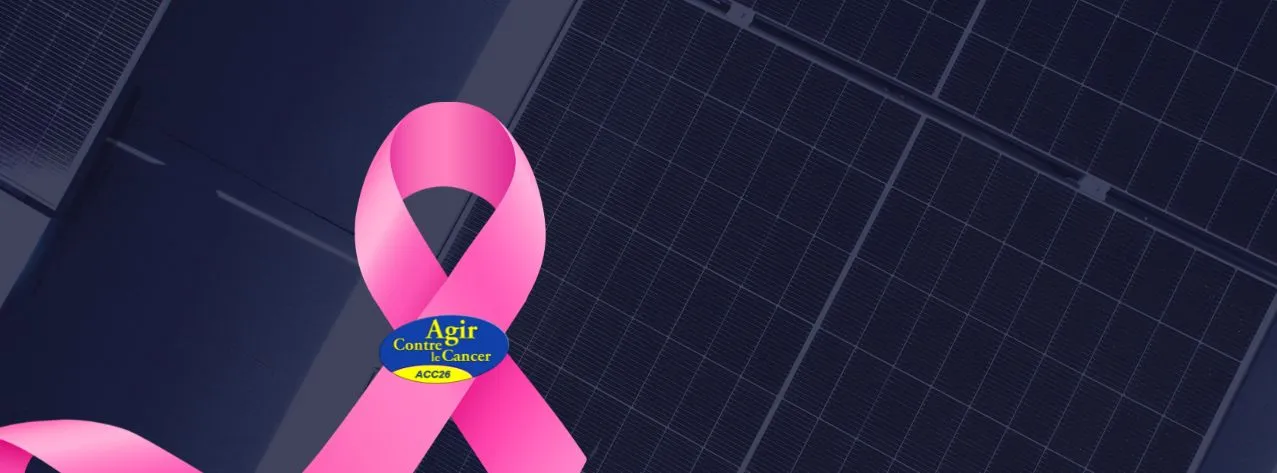 Ruban d'octobre rose sur des panneaux photovoltaïques
