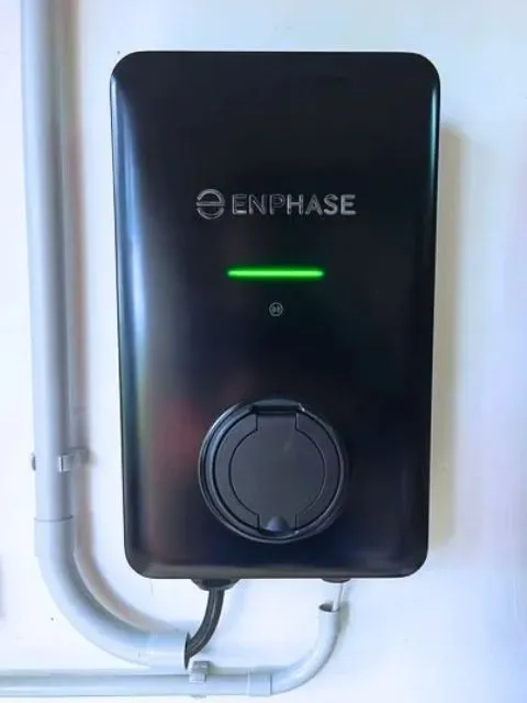 Borne de charge Enphase : Solution de recharge intelligente et performante pour véhicules électriques, compatible monophasé et triphasé, avec une puissance jusqu’à 22 kW.