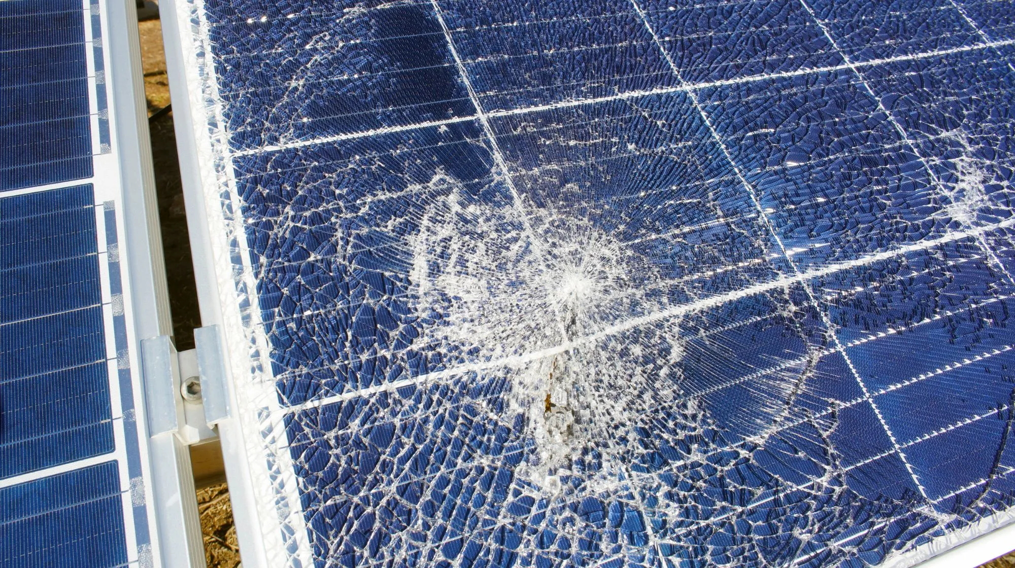 Panneau solaire photovoltaïque cassé